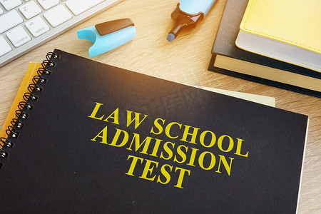 英语招生摄影照片_LSAT 法学院入学考试在桌子上。