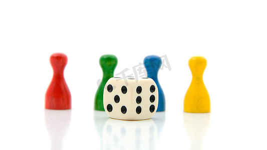 四个彩色棋子与白色骰子