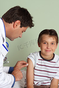 儿童注射摄影照片_医生给儿童注射疫苗