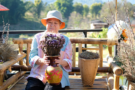 老亚洲老人手拿花束的老年妇女