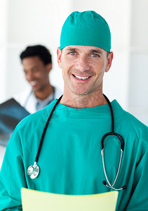 健康管理摄影照片_一位外科医生对着镜头微笑的肖像