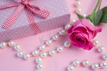 珍珠与花摄影照片_粉红玫瑰与礼物和珍珠串