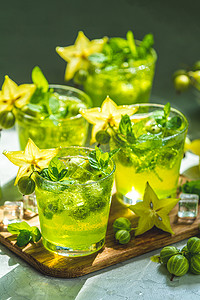 绿色醋栗和杨桃鸡尾酒或排毒饮料，阳光明媚的李