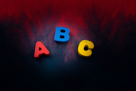 彩色 ABC 字母由木头制成