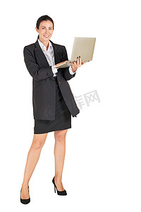 一位身穿黑色西装、面带微笑、在电脑笔记本上打字的女商人。