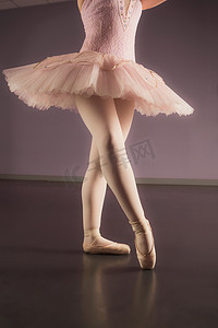 可爱芭蕾摄影照片_穿着粉色芭蕾舞短裙的芭蕾舞演员