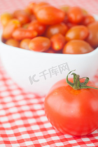 樱桃番茄和格子布碗里的番茄