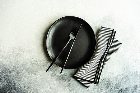 简约黑白背景摄影照片_简约的黑白餐桌布置
