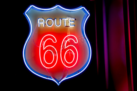 公牌摄影照片_阿尔伯克历史悠久的 66 号公路上 50 年代风格的霓虹灯窗牌
