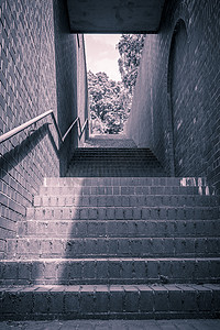 楼梯美陈摄影照片_红色和扶手楼梯上的复古照片