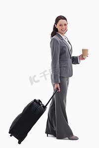 拿行李的人摄影照片_一位带着手提箱微笑并拿着的女商人的个人资料