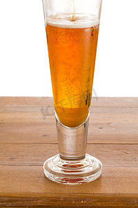 木吧台上一杯冷金啤酒