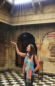 在印第安纳州德什诺克的卡尼马塔寺捕捉阳光的年轻女子