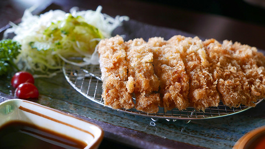 盘子里的日本料理炸猪排