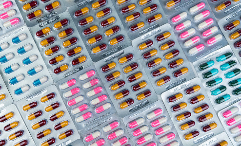 禁忌症摄影照片_泡罩包装中彩色抗生素胶囊药丸的顶视图。 
