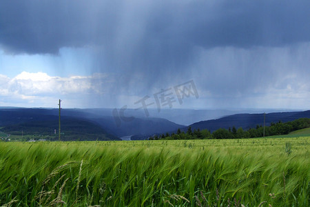 landschaft摄影照片_摩泽尔河谷的雨