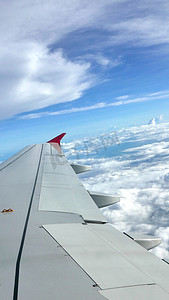 蓝天cloudscape背景和飞机机翼