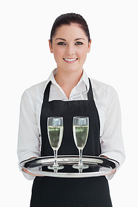 微笑的女服务员拿着香槟托盘