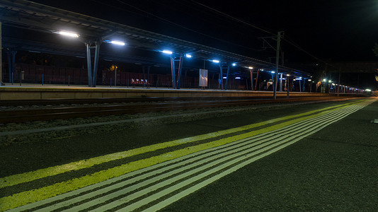 夜间火车站站台边缘危险警示触觉铺装线