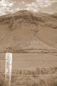 山姆代购海报摄影照片_山姆用深褐色的岩石写成的山