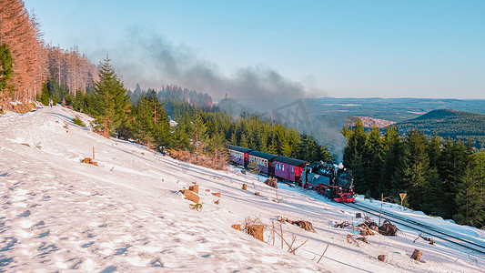 德国哈茨国家公园，蒸汽火车在前往布罗肯的途中穿过冬季景观，著名的蒸汽火车穿过冬季山。