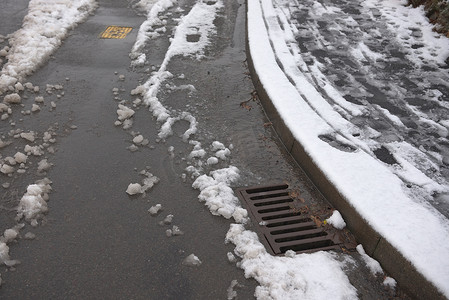 9 - 图像中的路缘石和积雪路面曲线，雪融化
