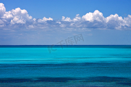 大海小岛摄影照片_海里的蓝和蓝