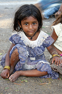 悲伤的贫穷小女孩摄影照片_可怜的小女孩