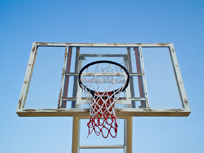 篮球老摄影照片_在蓝天背景的老篮球筐