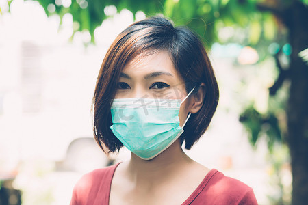 戴口罩的年轻亚洲女性肖像、保护covid-19流行病、冠状病毒或流感的保护性流行病、女性病毒和呼吸道安全、医疗和健康概念。