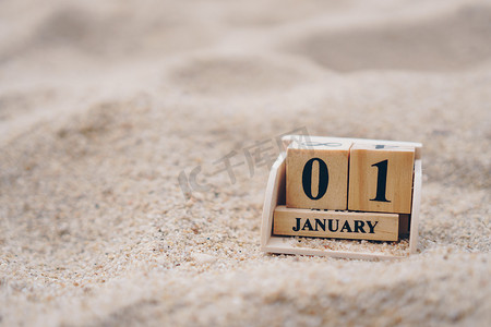 木砖块显示 1 月 1 日或新年的日期和月份日历。