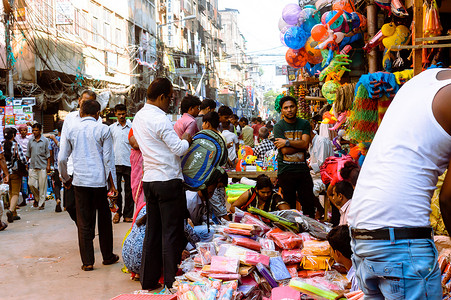 印度加尔各答布拉巴扎尔，2017 年 5 月：一名卖家在街头市场出售塑料制品。 