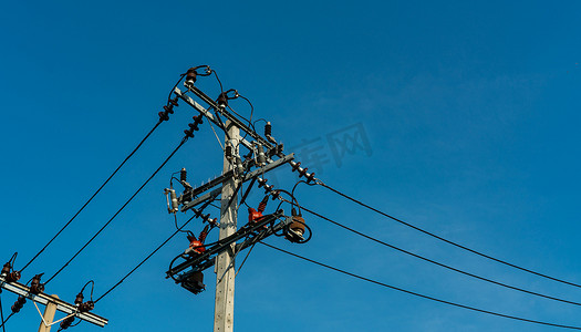 高压电线杆和输电线路具有清晰的蓝色