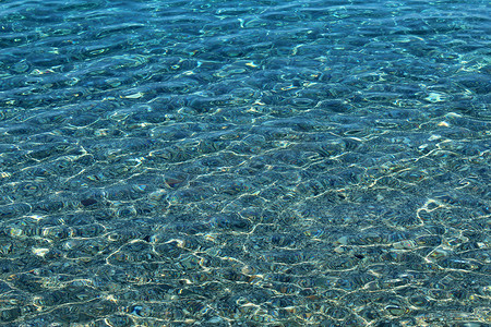 水太阳反射在卵石海底