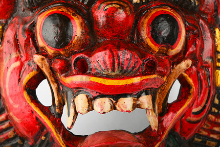 红色恶魔面具摄影照片_亚洲传统木制红漆恶魔面具