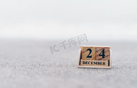 月份日历摄影照片_木砖块显示 12 月 24 日或圣诞节的日期和月份日历。