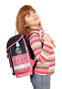 小女孩背着沉重的书包