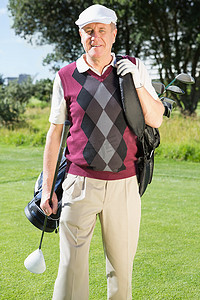 高尔夫球手背着高尔夫球包对着镜头微笑