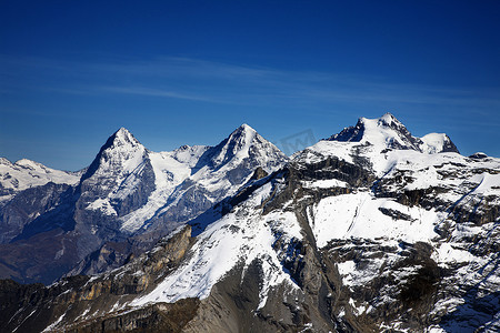 希瓦吉摄影照片_艾格峰、莫恩希峰和少女峰——瑞士三座著名山脉