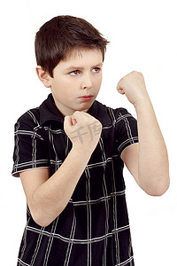 拳头摄影照片_十几岁的男孩拳击手训练防守