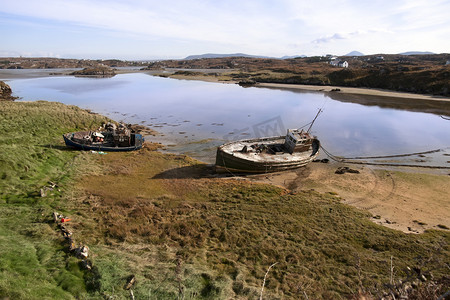 两艘渔船搁浅在爱尔兰海滩