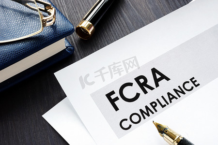 木桌上的 FCRA 合规表。