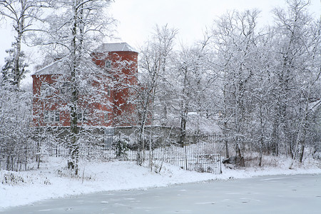 冬季下雪房子摄影照片_冬季景观与红房子