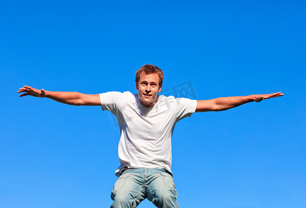 户外空中跳跃的积极男子的肖像