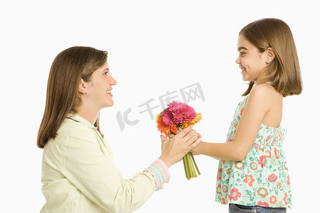 女孩给妈妈送花。