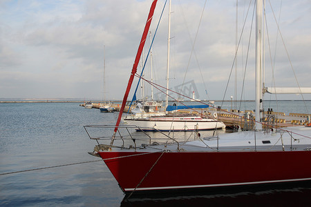 冬季小型私人游艇码头 码头上有一排排小型私人游艇。