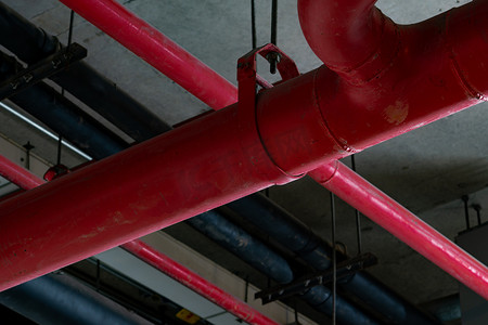 天花板内悬挂红色管道的消防喷水灭火系统