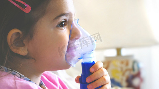 儿童哮喘吸入面罩疾病患有流感的小女婴独立做气雾剂