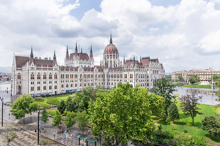 午后阳光摄影照片_夏季阳光明媚的一天，匈牙利议会大厦从后面在匈牙利布达佩斯 — 鸟瞰图。