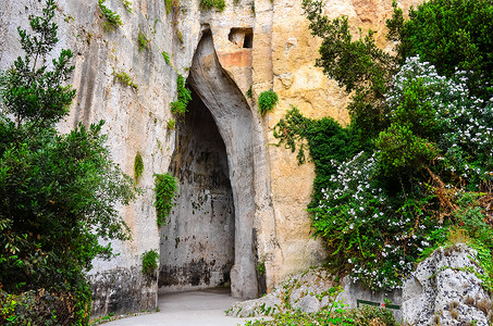 西西里岛的石灰岩洞穴，名为狄奥尼修斯之耳